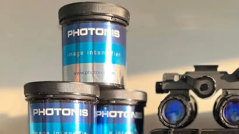 Електронно-оптичні перетворювачі (ЕОП) Photonis у заводській упаковці та прилад нічного бачення з встановленими трубками